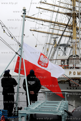 Gdynia. Skwer Kosciuszki. Opuszczone do polowy bandery...