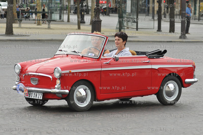 Przejazd ulicami Paryza zabytkowych i unikalnych samochodow...