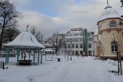 Sopot. Kolejne opady sniegu zasypaly Sopot. Plac Zdrojowy....