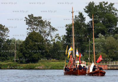 Gdansk. V Zlot Oldtimerow w Marinie Gdanskiej. Parada...