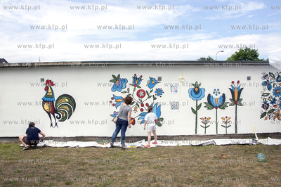 Na elewacji garazu przy deptaku na  ul. Wita Stwosza...