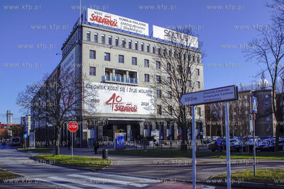 Gdańsk. Siedziba NSZZ Solidarność z wywieszonymi...