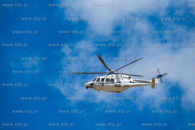 Rzym. Wierni na trasie konduktu żałobnego papieża...