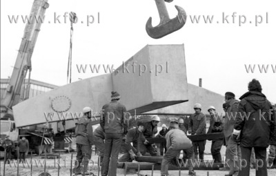 Budowa pomnika Poleglych Stoczniowcow w Gdansku.  4listopad1980_z.kosycarz_p34...