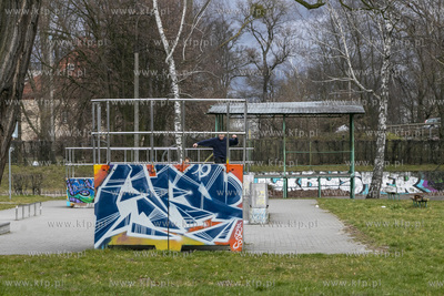 Mini skatepark przy Centrum Kultury i Sportu w Pruszczu...