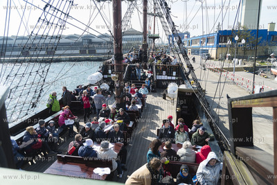 Gdynia. Rejs powitalny pierwszego w tym sezonie statku...