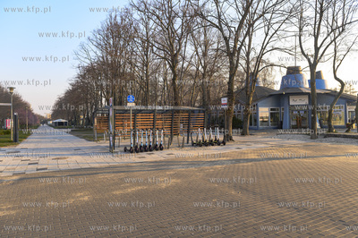 Gdynia. Plac przed plażą miejską. 28.03.2020 Fot....