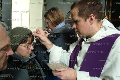 Sroda popielcowa, kosciol sw. Mikolaja w Gdansku.5.03.2003fot....