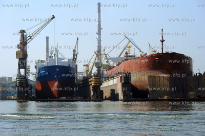 Stocznia Remontowa w Gdansku. Statki CHL INNOVATOR...