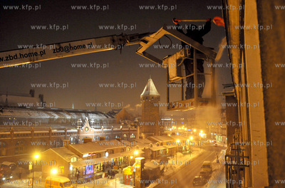 Usuwanie niebezpiecznych sopli i sniegu z dachu kamienicy...