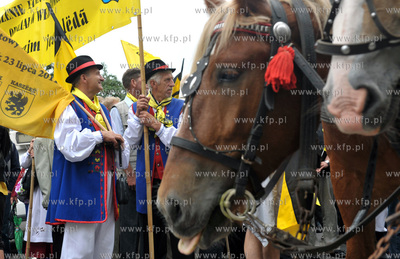 XIII Swiatowy Zjazd Kaszubow w Leborku. Barwny korowod...