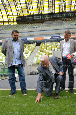 Prezydent Lech Walesa zwiedza stadion PGE Arena w Gdansku....