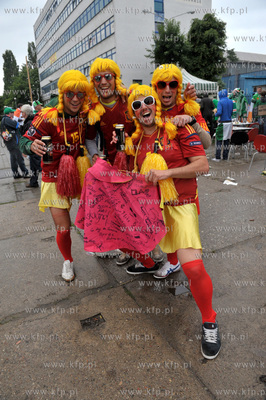 Gdansk. Hiszpanscy i irlandzcy kibice w drodze na PGE...