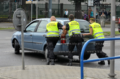 Staz Miejska pomaga kierowcy zepchna zespsuty samochod...