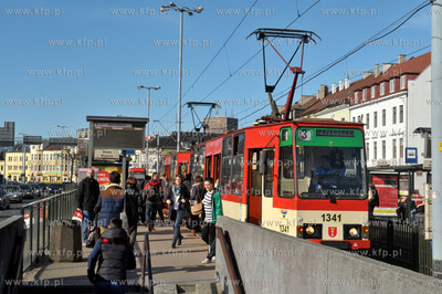 Gdansk. Tramwaj Konstal 105n na przystanku na ul. Waly...