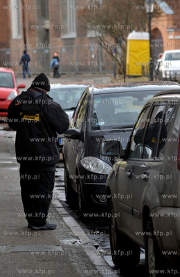 Gdansk. Parkujace samochody na ul. Katarzynki. Nie...