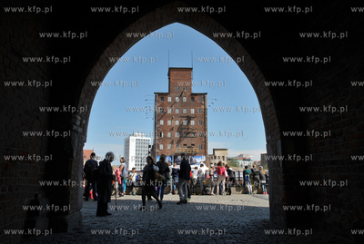Gdansk. Widok z bramy Mariackiej na Wyspe Spichrzow...