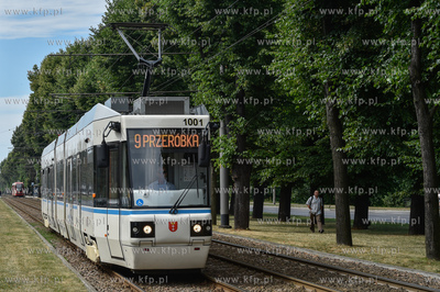 Tramwaj ALSTOM NGD99 w malowaniu nawiązującym do...