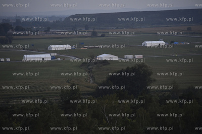 Widok na pole namiotowe z punktu widokowego na zbiorniku...