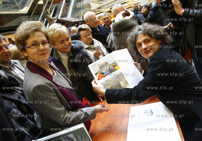 Gdansk. Centrum Handlowe Manhattan. Promocja albumu...