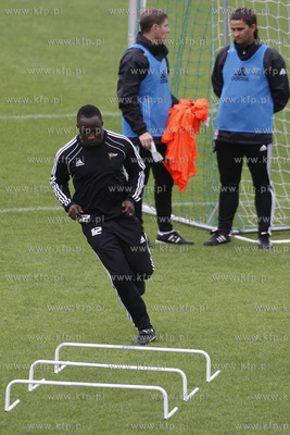 Gdansk. Emenuel Olisadebe trenuje z druzyna Lechii...