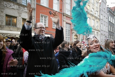 Gdańsk. Teatr w Oknie przy ul Długiej. Wolontariusze...