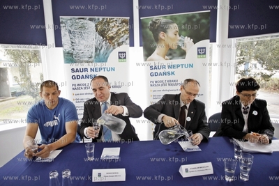 Gdansk. Ujecie wody Czarny Dwor. Konferencja prasowa...