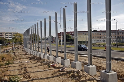 Gdansk. Budowa Trasy Slowackiego. Montaz ekranow dzwiekkochlonnych...
