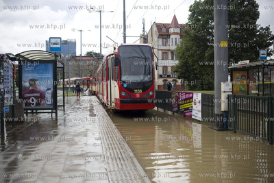Zalane po intesywnych opadach deszczu skrzyżowanie...