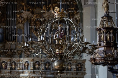 Dominikanin Michał Osek oprowadza dziennikarzy po...