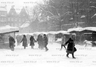 Hala Targowa w Gdansku podczas zamieci snieznej. 2styczen1987_z.kosycarz_p12...