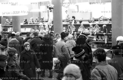 Gdansk - Wrzeszcz. Przedswiateczny tlok w Domu Towarowym...