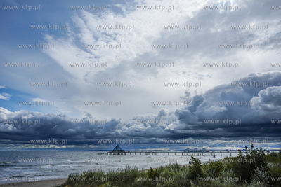 Niemcy. Molo w miejscowości Heringsdorf na wyspie...