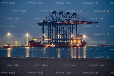 Statek Zhen Hua 36 z czterema potężnymi suwnicami...