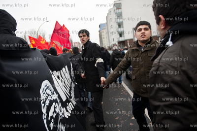Berlin. Demonstracja grup lewicowych i antyfaszystow...