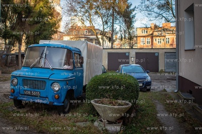 Gdańsk, Wrzeszcz, ul. Partyzantów. Nz. Samochód...