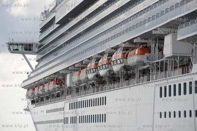 Wycieczkowiec Emerald Princess jest najwiekszym statkiem...