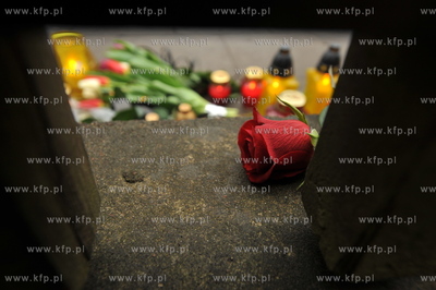 Zaloba narodowa po katastrofie prezydenckiego samolotu...