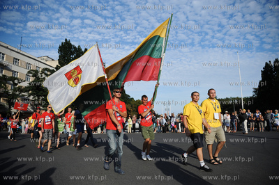 Gdynia. Parada zalog startujacych w Zlocie Zaglowcow...