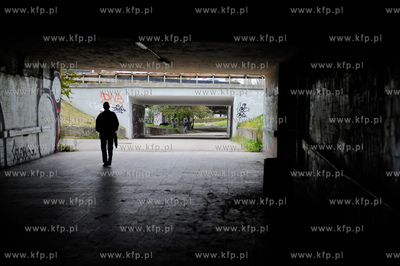 Gdansk. Niedzialajacy, zdewastowany przystanek SKM...