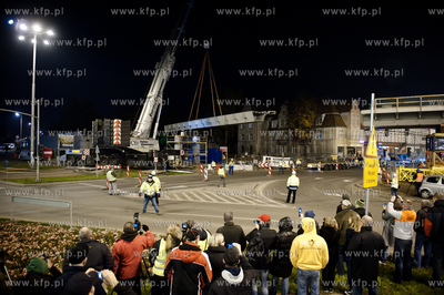 Gdansk - Wrzeszcz. Montaz kolejnych elementow estakady...