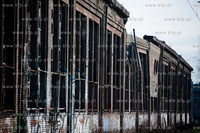 Gdansk. Dogaszanie doszczetnie spalonej hali produkcyjnej...