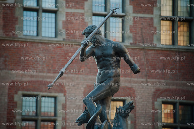 Gdansk. Zdemontowana czesc lewej reki fontanny Neptuna....