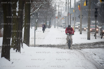 Gdansk. Park Stefensa wzdluz Al. Zwyciestwa.
Nz rowerzysta...