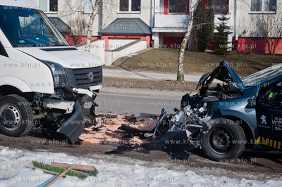 Gdansk. Ul. Piotrkowska. Zderzenie czolowe busa oraz...