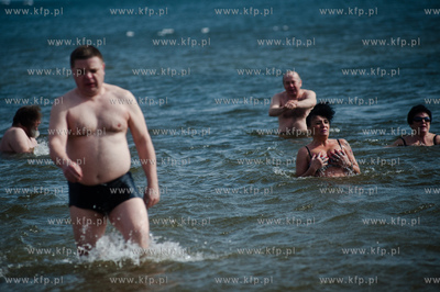 Gdansk. Plaza w Jelitkowie. Niedzielna kapiel gdanskich...