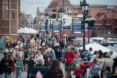 Gdansk. Dlugie Pobrzeze. Pelne turystow ulice starego...