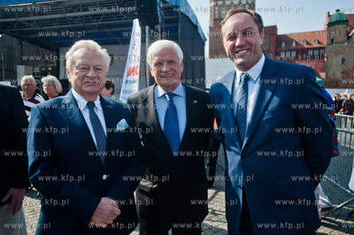 Gdansk. Targ Weglowy. Wielki Festyn Rodzinny, swietujacy...