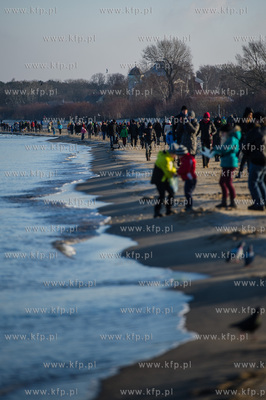 Gdansk. Mrozne, sloneczne, sobotnie popoludnie na plazy...