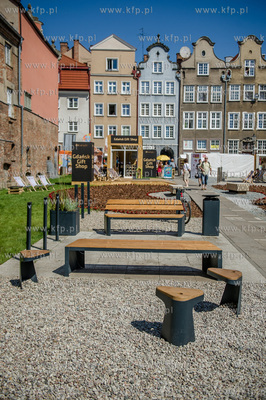 Gdansk. Skwer miedzy ulica Mariacka, a Sw. Ducha. Prezentacja...